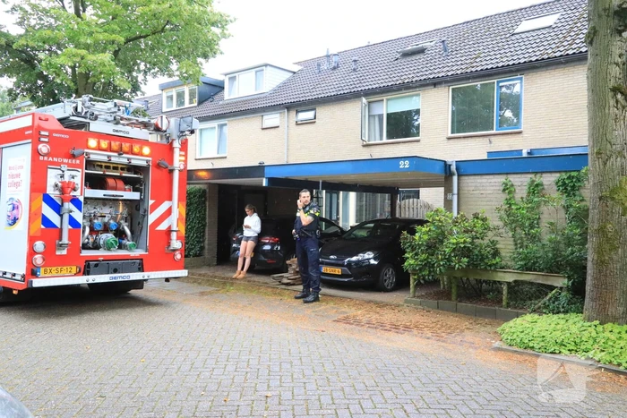 Bewoners vluchtten naar buiten en bellen brandweer