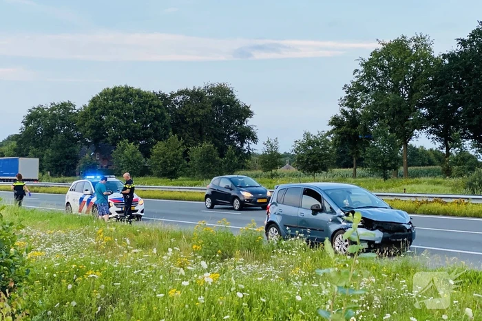 Automobilist botst in vangrail