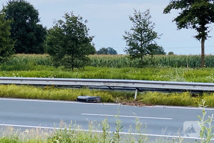Automobilist botst in vangrail