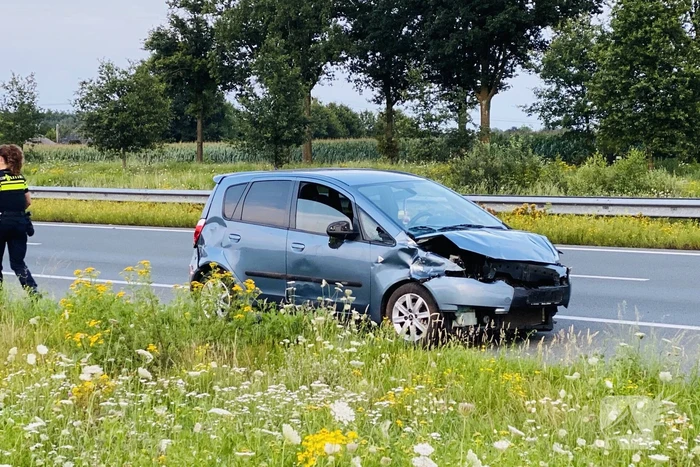 Automobilist botst in vangrail