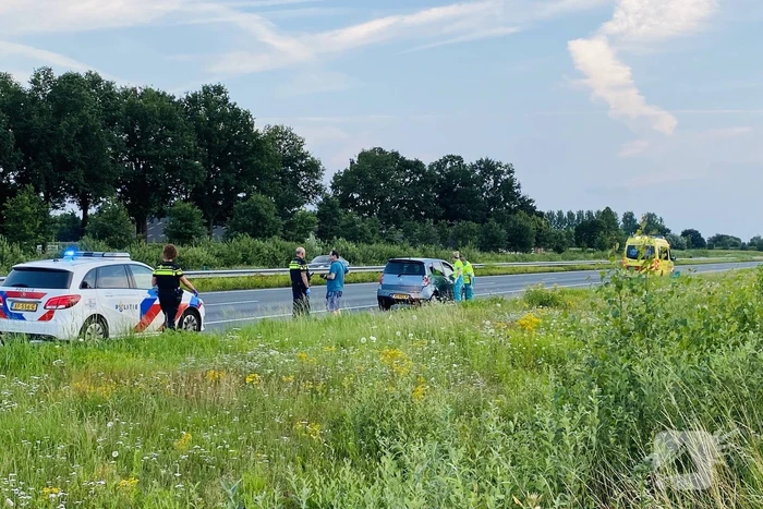 Automobilist botst in vangrail