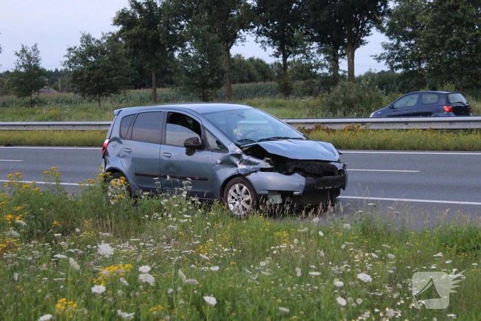 Automobilist botst in vangrail