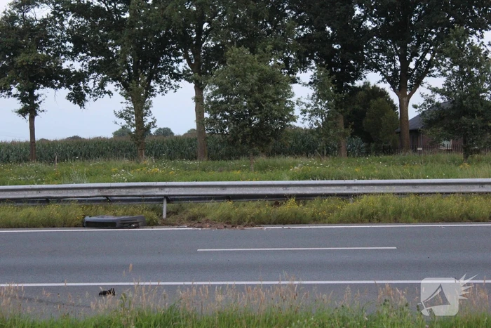 Automobilist botst in vangrail