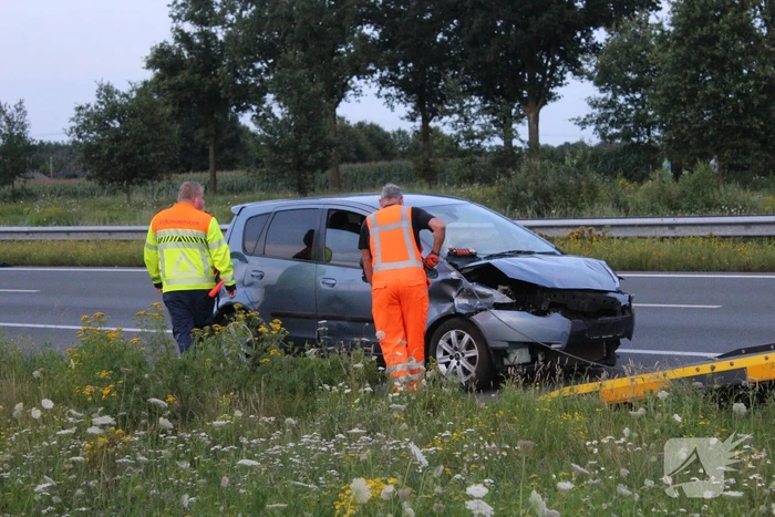 Automobilist botst in vangrail