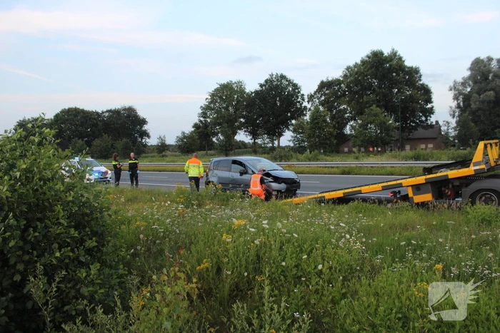 Automobilist botst in vangrail