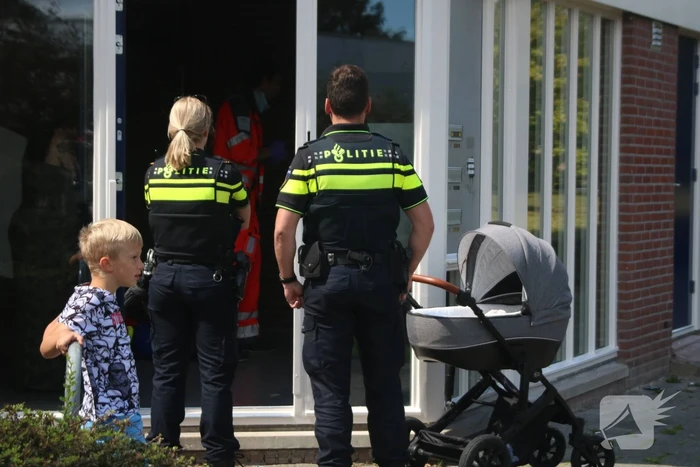 Kinderwagen met baby raakt te water
