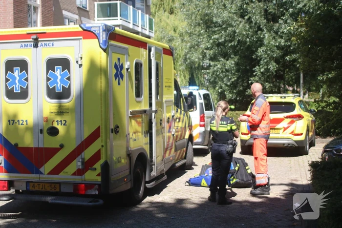 Kinderwagen met baby raakt te water