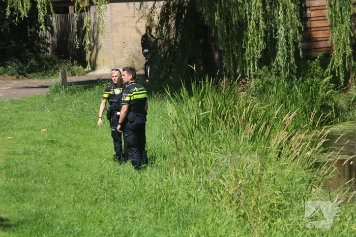 Kinderwagen met baby raakt te water