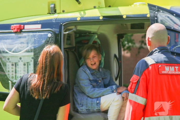 Kinderwagen met baby raakt te water