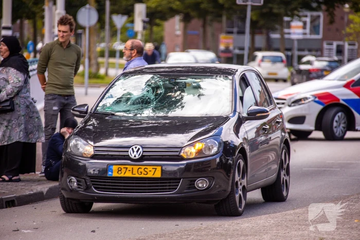 Scooterrijder gelanceerd bij aanrijding met auto