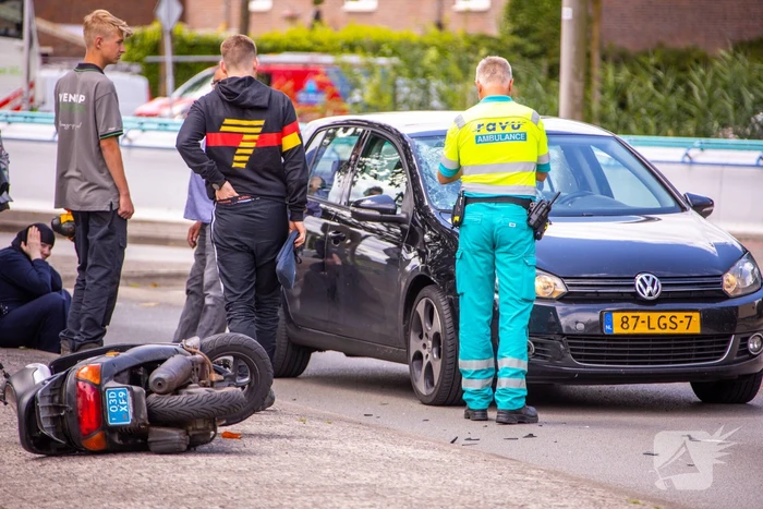 Scooterrijder gelanceerd bij aanrijding met auto
