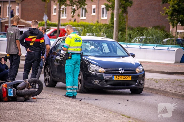 Scooterrijder gelanceerd bij aanrijding met auto