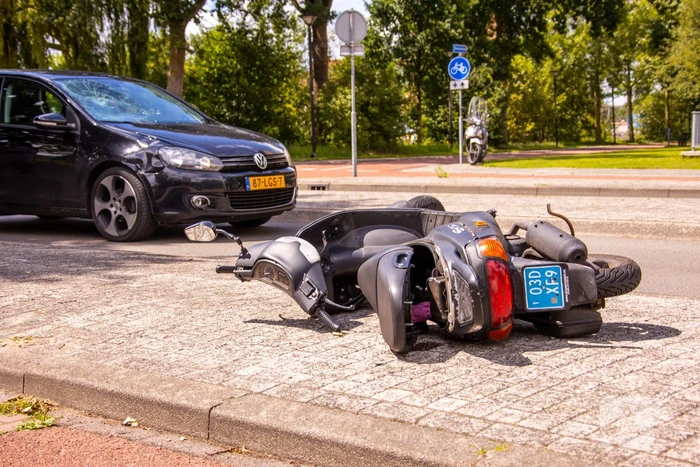 Scooterrijder gelanceerd bij aanrijding met auto