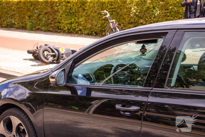 Scooterrijder gelanceerd bij aanrijding met auto