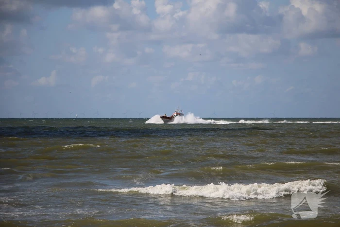 Hulpdiensten zoeken naar drenkeling