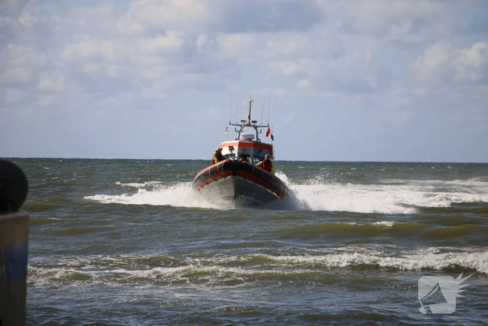 Hulpdiensten zoeken naar drenkeling