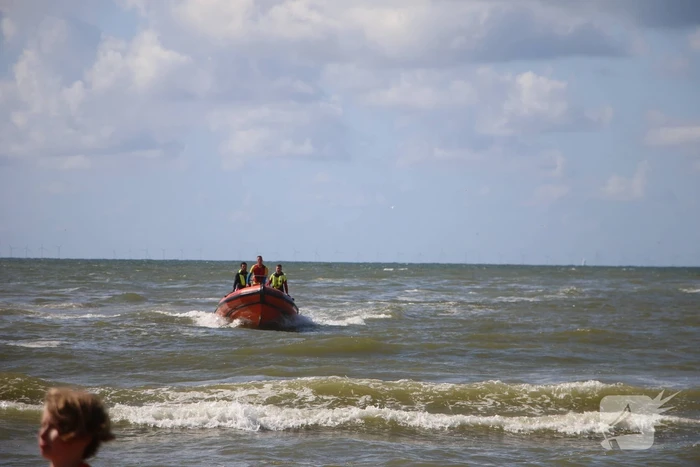 Hulpdiensten zoeken naar drenkeling
