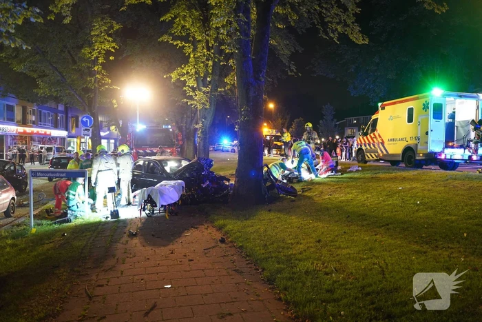 Bestuurder Mercedes overleden na ernstig verkeersongeval