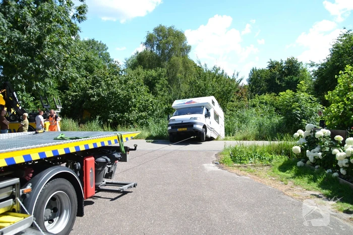 Camper rijdt achteruit de sloot in