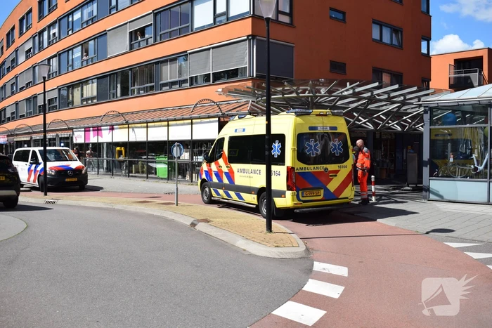 Man zwaargewond na val op straat