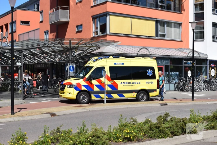 Man zwaargewond na val op straat