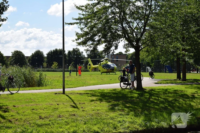 Man zwaargewond na val op straat