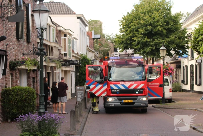 Brandweer verricht metingen in winkel