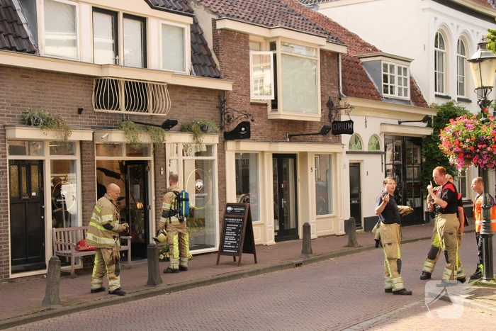 Brandweer verricht metingen in winkel