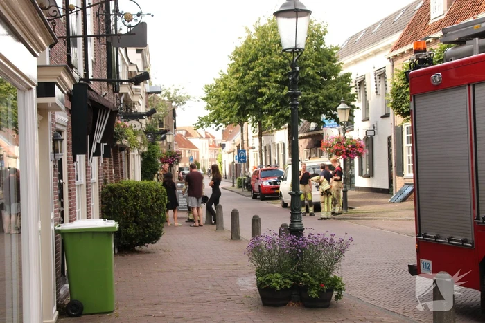 Brandweer verricht metingen in winkel