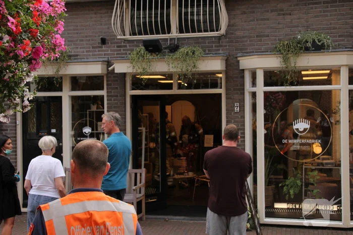 Brandweer verricht metingen in winkel