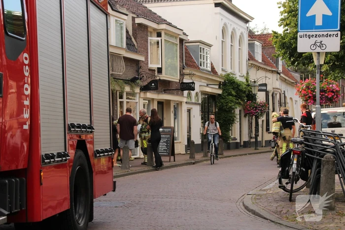 Brandweer verricht metingen in winkel