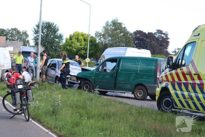 Veel schade en meerdere gewonden na frontale botsing
