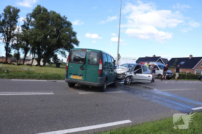 Veel schade en meerdere gewonden na frontale botsing