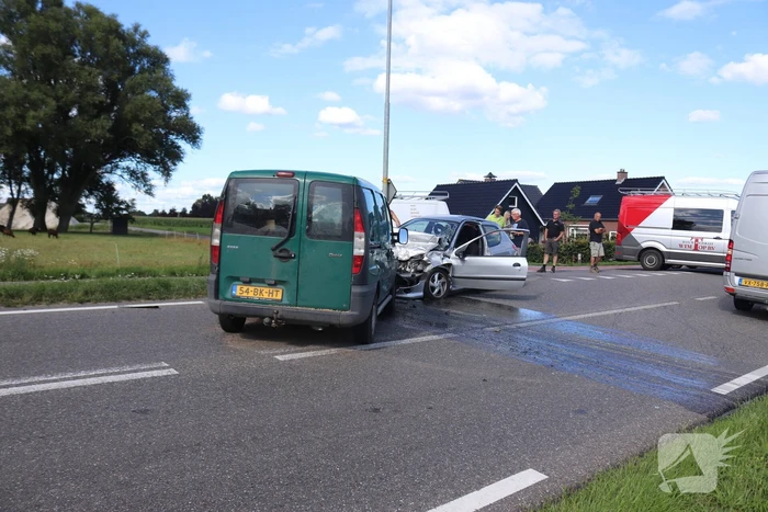 Veel schade en meerdere gewonden na frontale botsing