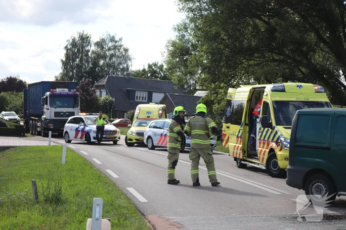 Veel schade en meerdere gewonden na frontale botsing