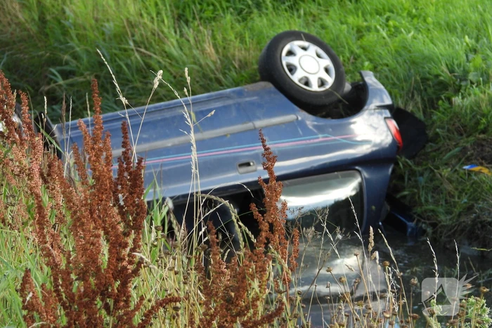 Auto belandt op zijn dak in een sloot