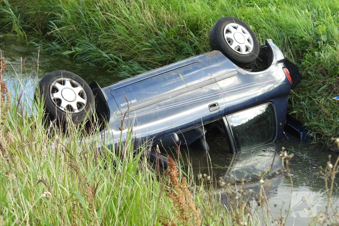 Auto belandt op zijn dak in een sloot