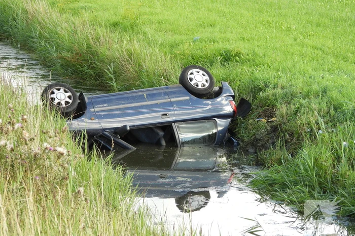 Auto belandt op zijn dak in een sloot
