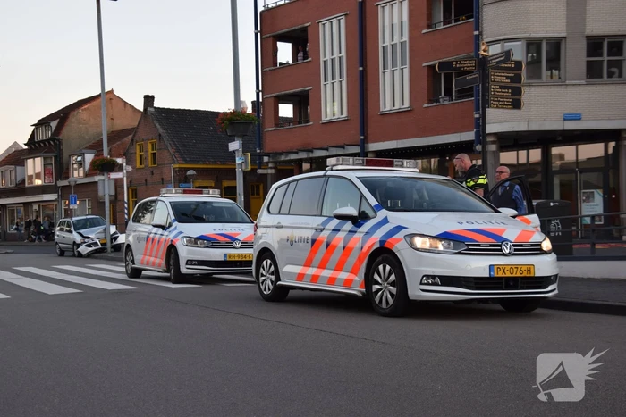 Auto botst tegen lantarenpaal