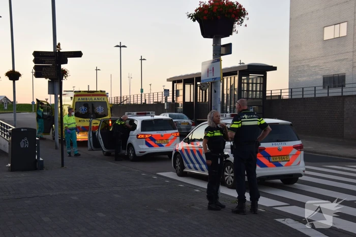 Auto botst tegen lantarenpaal