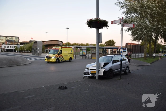 Auto botst tegen lantarenpaal