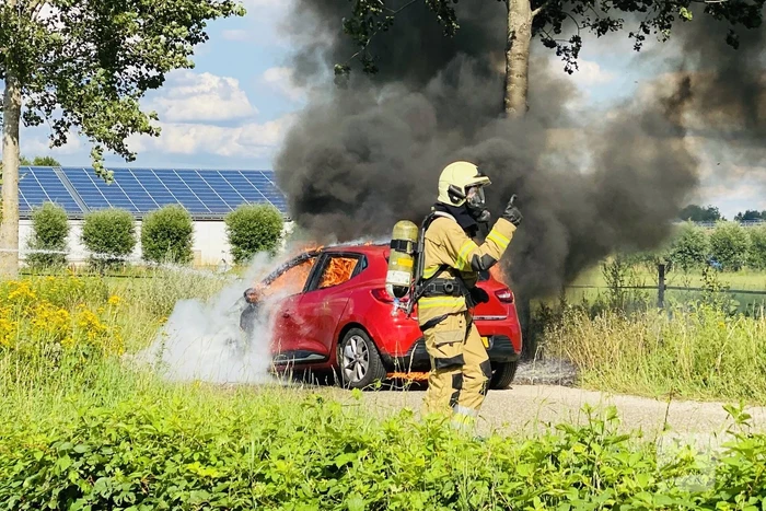 Gesleepte auto in brand gevlogen