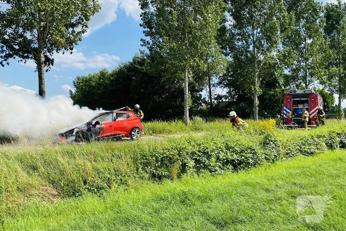 Gesleepte auto in brand gevlogen