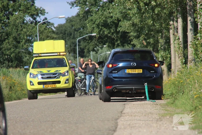 Gesleepte auto in brand gevlogen