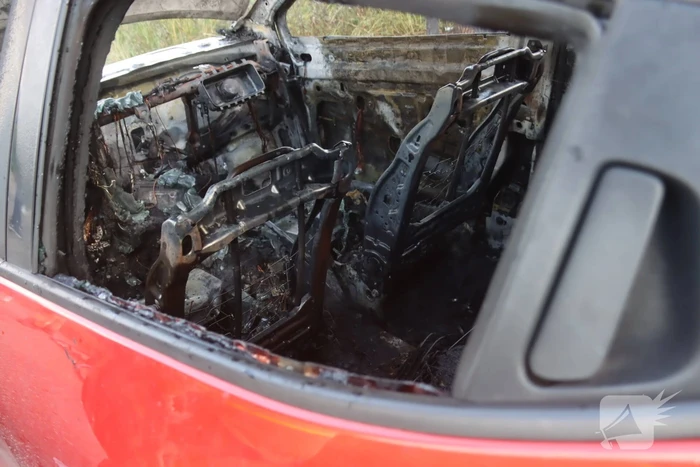 Gesleepte auto in brand gevlogen