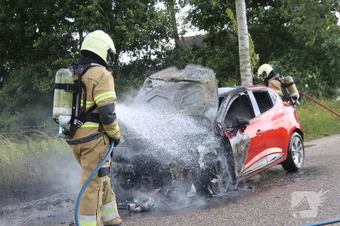 Gesleepte auto in brand gevlogen
