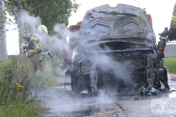 Gesleepte auto in brand gevlogen