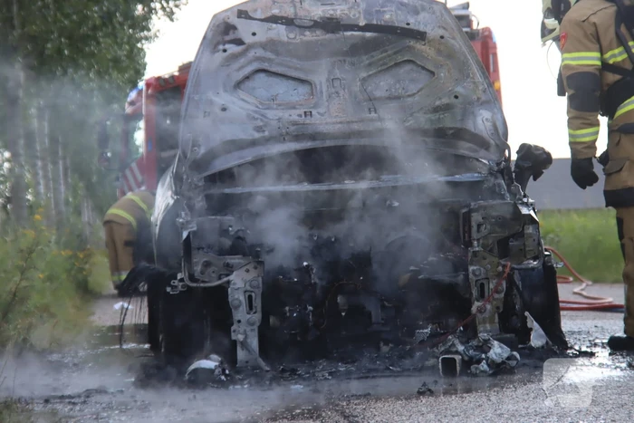 Gesleepte auto in brand gevlogen