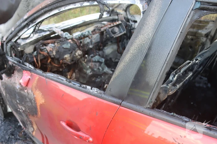 Gesleepte auto in brand gevlogen