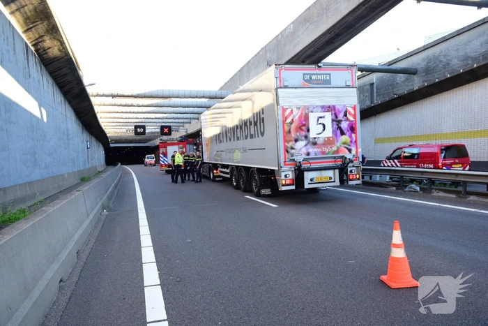 Auto klem tussen vangrail en vrachtwagen in Beneluxtunnel